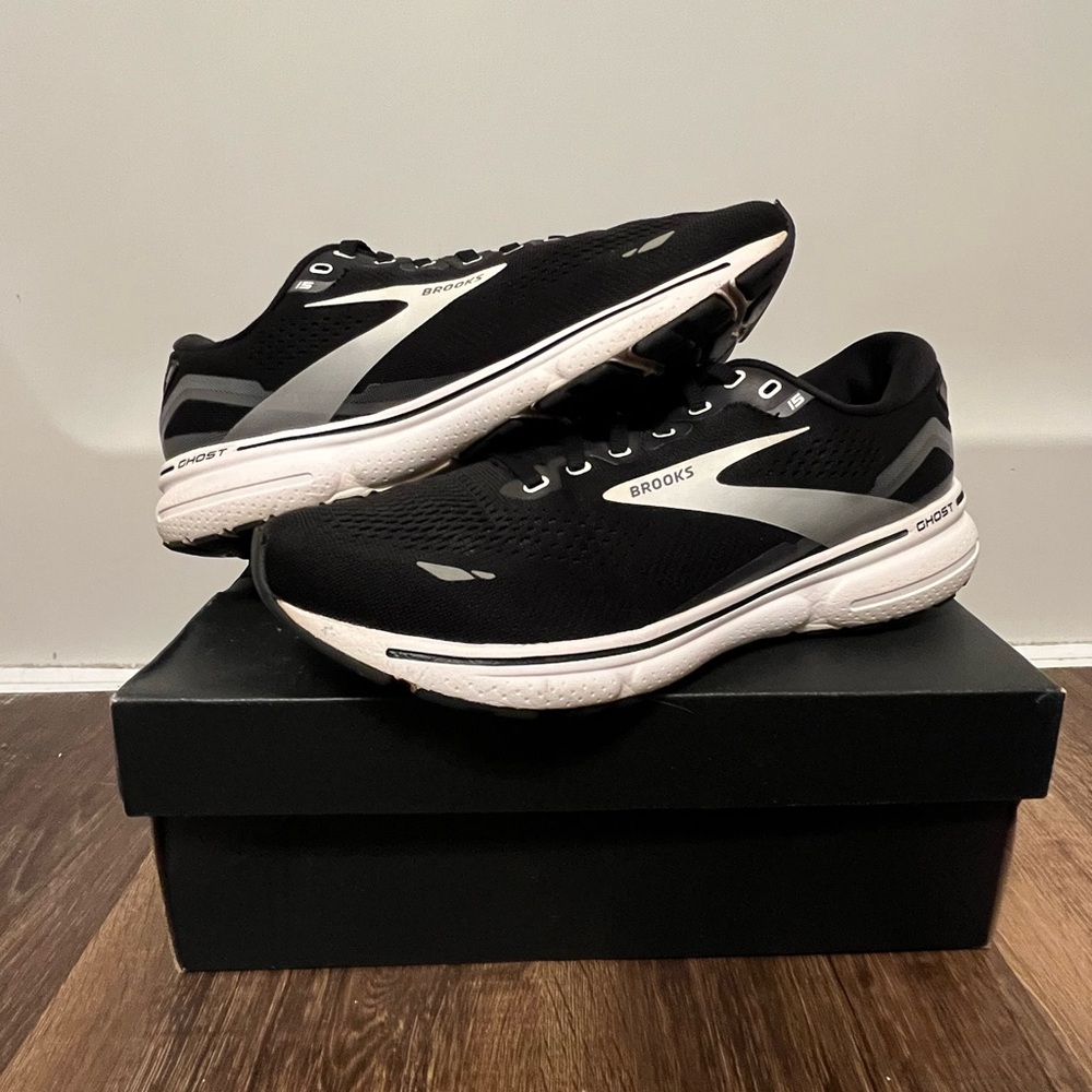 Brooks Mens Ghost 15 Size 9. Black/white Running/Gym Shoes.